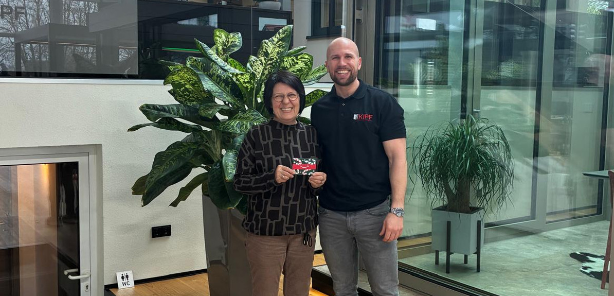 Glückliche Gewinnerin!