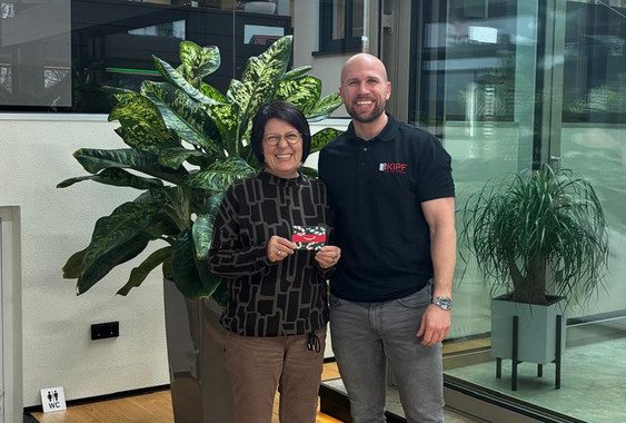 Glückliche Gewinnerin!