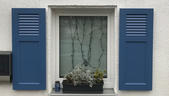 Fenster, Haustür, Fensterläden, Haustür-Vordach