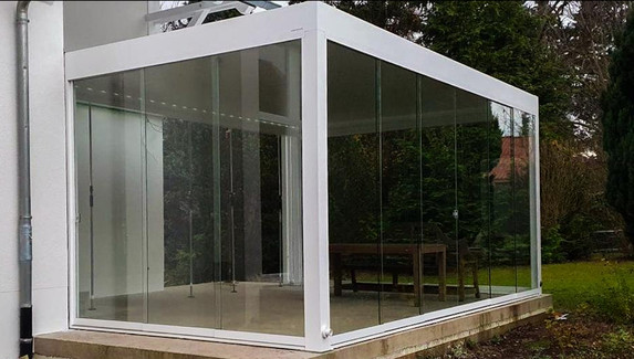 Lamellendach mit Glasüberdachung und Ganzglas Schiebetüren