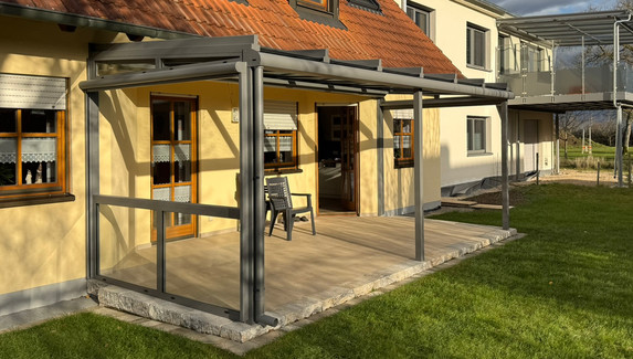 Terrassenüberdachung mit Unterdachmarkise und Zip Screens