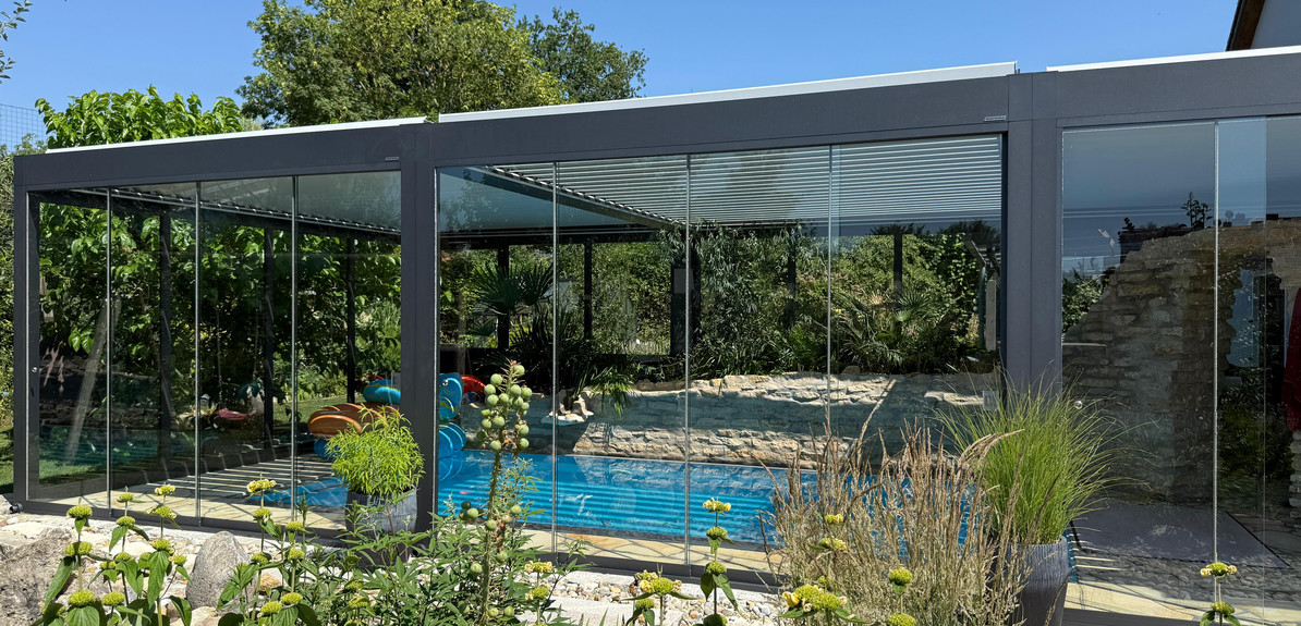 Lamellendach über Pool