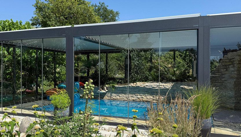 Lamellendach über Pool